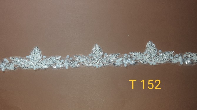 T 152 ze srebrnymi koralikami
